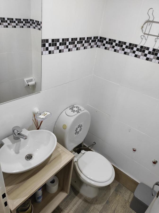 Ezeiza 1 Nuestro Lugar A 15 Minutos Del Aeropuerto Tranfer Opcional Desde Y Al Aeropuerto De Ezeiza Las 24 Horas Pet Friendly Ngoại thất bức ảnh